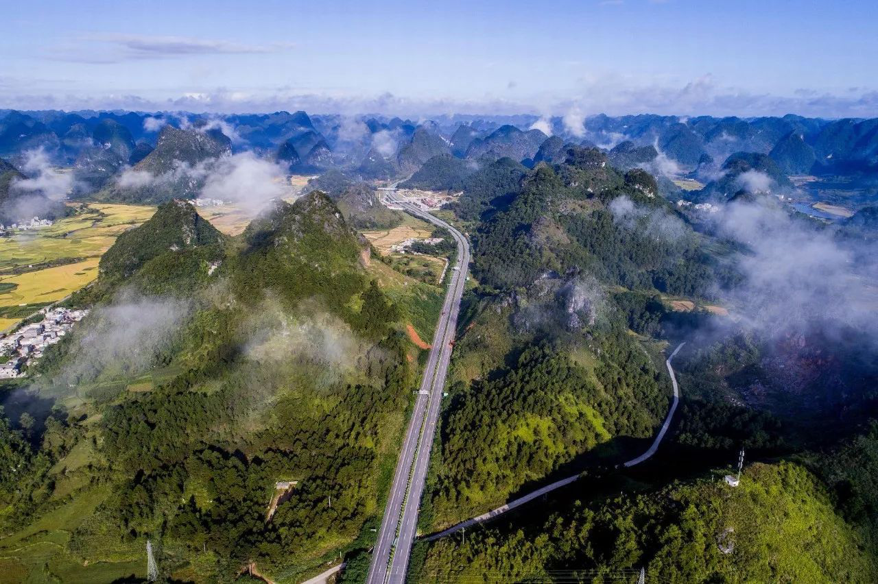 平武：穿梭彩林间的九绵高速美如画卷 - 中国网