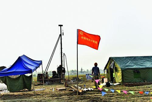 中国地质调查局在安新县北六村田野中开展地质测量。摄影 刘向阳