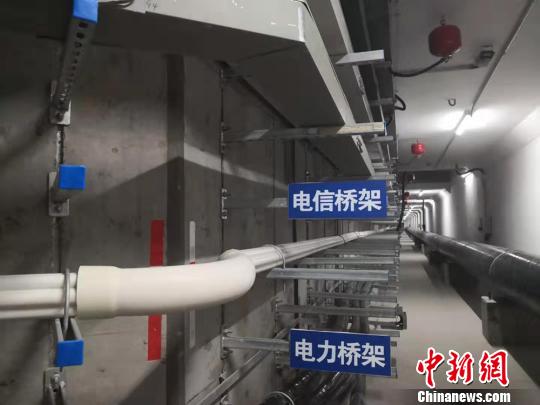 图为综合地下管廊待安装区域的不同类型桥架。　高康迪 摄