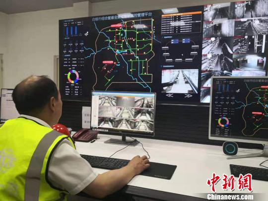 图为白银综合地下管廊总控室工作人员正在进行氧气、湿度、温度等监测。 高康迪 摄 图为白银综合地下管廊总控室工作人员正在进行氧气、湿度、温度等监测。 高康迪 摄