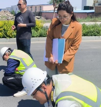 （图右二为陈婷婷女士）